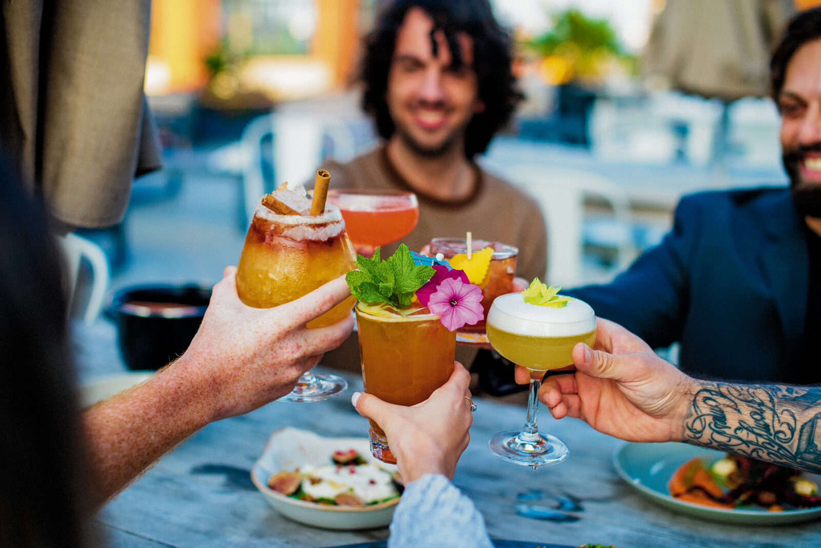 Social cocktail moment photography by Ernesto Cullari